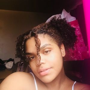 Meet your Posher, Paola